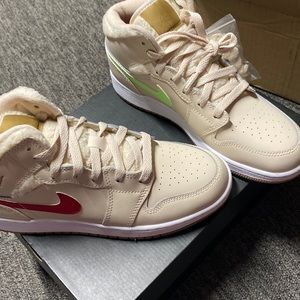 I’m selling new shoes I ordered them an they sent me 2 pair